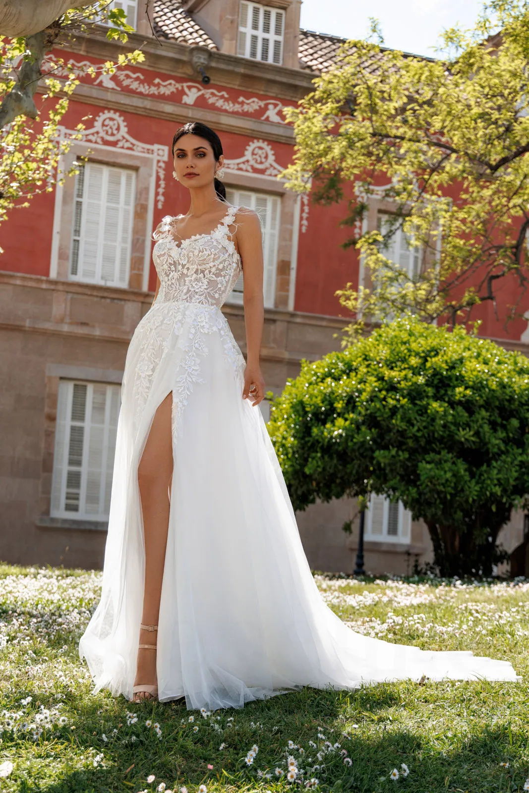 Robe de mariée trapèze en tulle à bretelles fleuries, plumes et jupe fendue, EB0231 Ellebeline