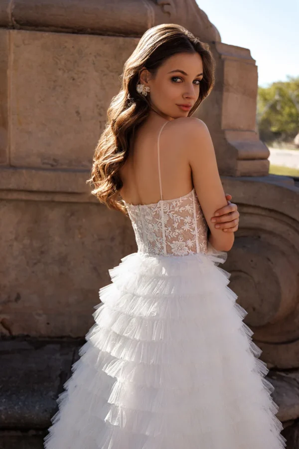 Corsage en dentelle et jupe à volants de tulle d'une robe de mariée trapèze