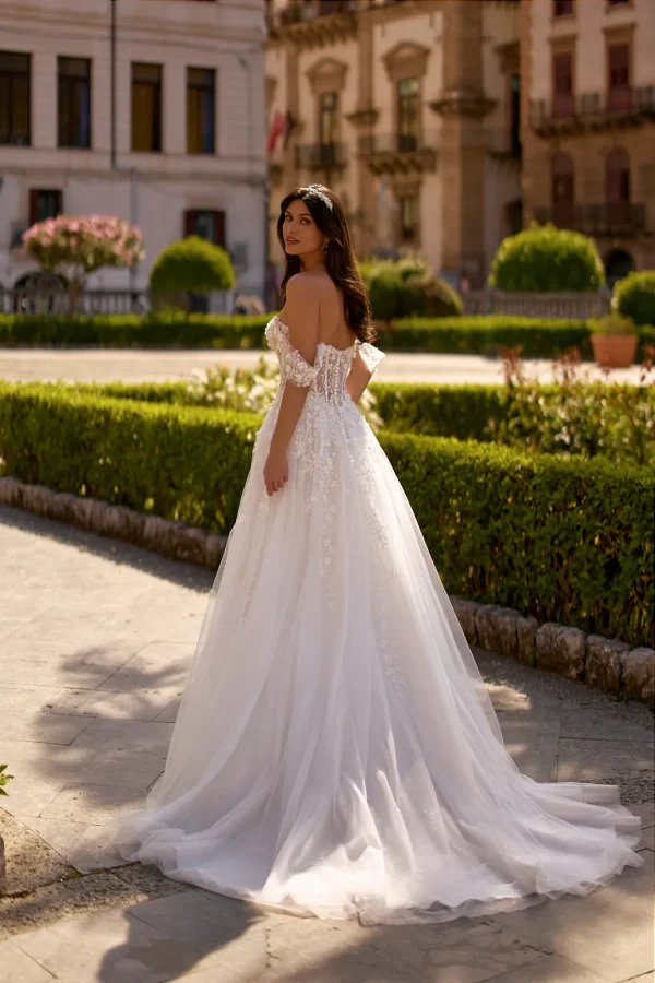 Dos et traîne en tulle fleuri d'une robe de mariée trapèze à épaules dénudées
