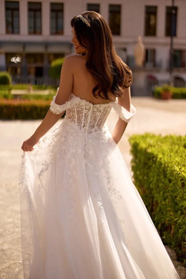 Dos corseté boutonné à fleurs 3D d'une robe de mariée trapèze en tulle