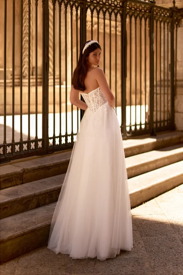 Dos d'une robe de mariée trapèze bustier en tulle sans traîne