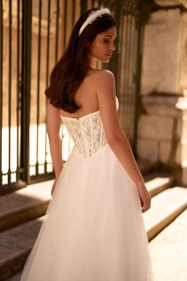 Dos corseté en dentelle d'une robe de mariée trapèze bustier en tulle
