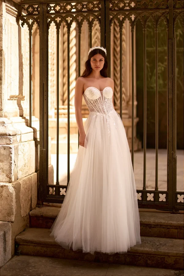 Robe de mariée trapèze en tulle à bustier corset et roses sculptées, EB0287 Ellebeline
