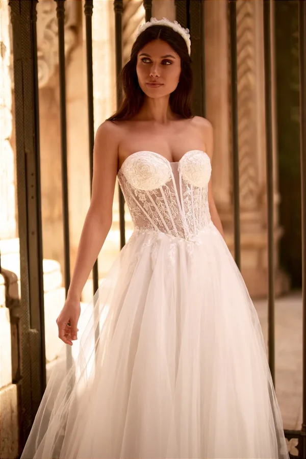 Bustier cœur à roses sculptées et corset transparent d'une robe de mariée en tulle