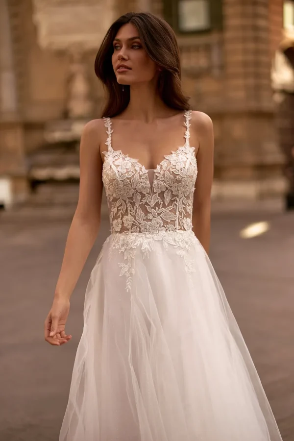 Corsage transparent en dentelle et décolleté cœur d'une robe de mariée trapèze en tulle
