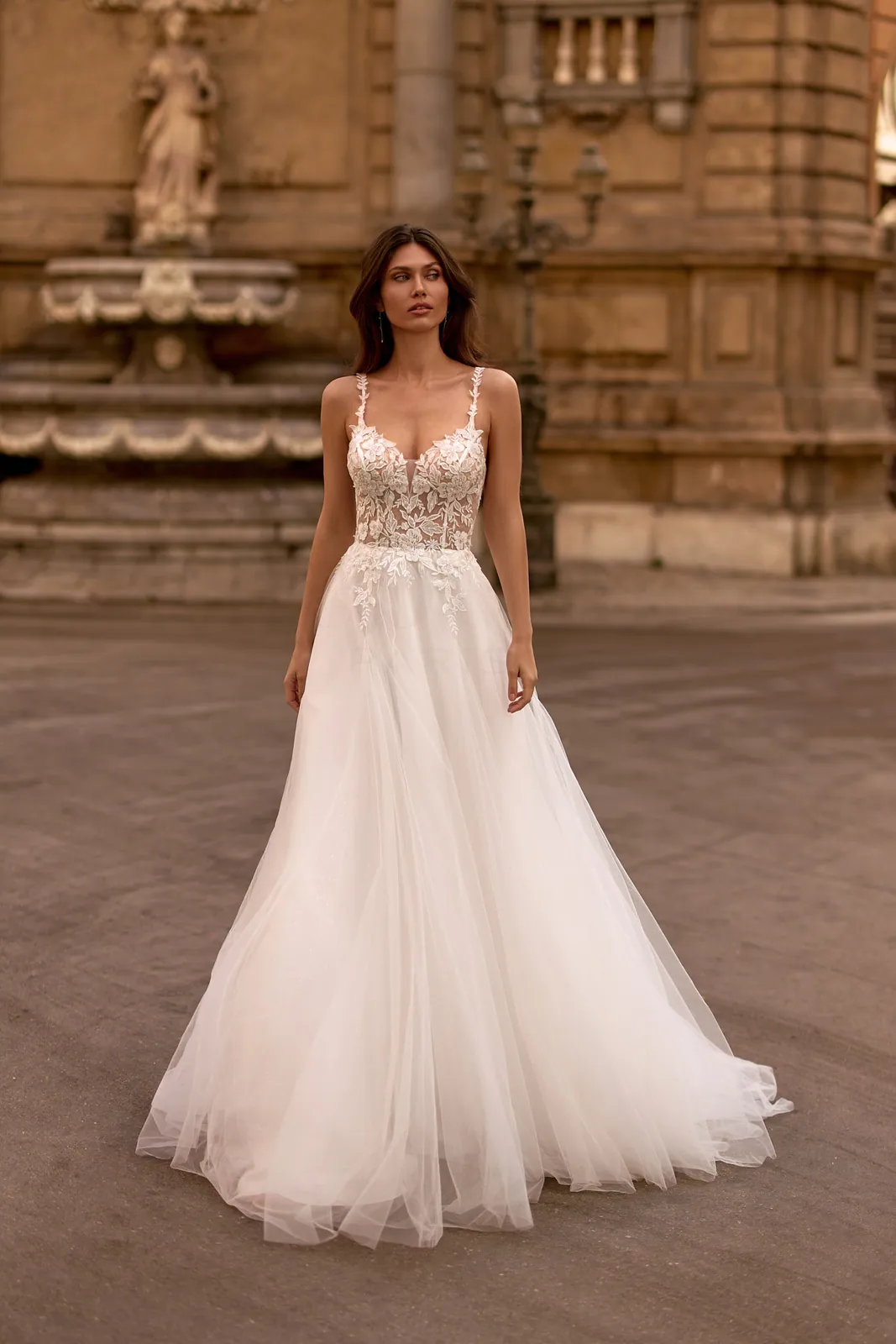 Robe de mariée trapèze en tulle à fines bretelles et corsage en dentelle, EB0289 Ellebeline