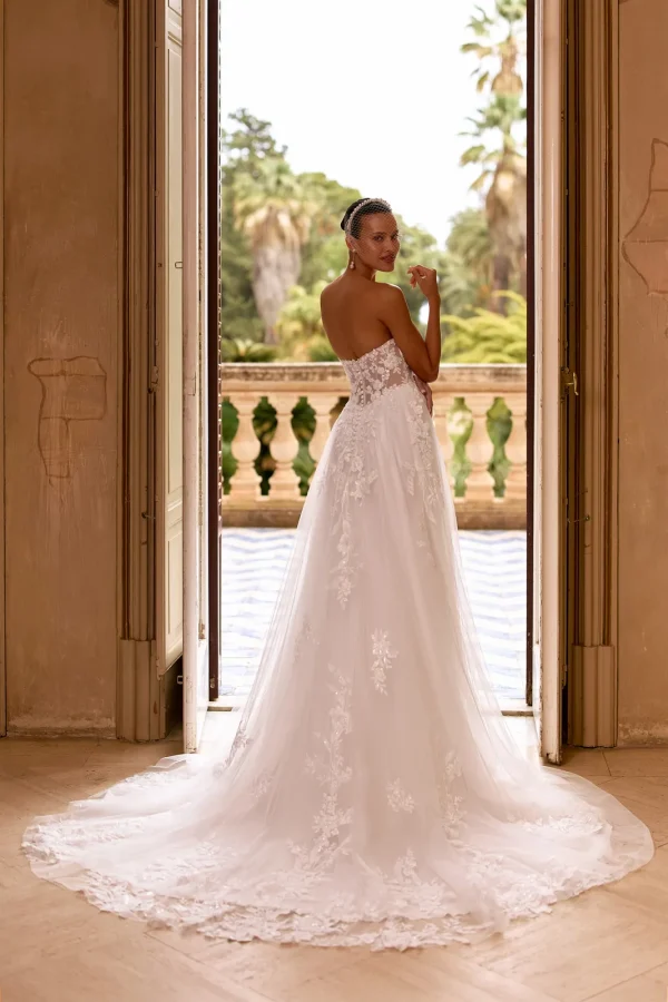 Dos et traîne en dentelle d'une robe de mariée trapèze en tulle bustier