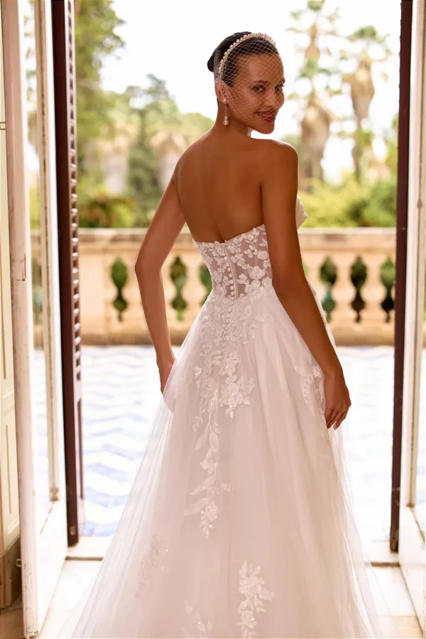 Dos nu transparent en dentelle d'une robe de mariée trapèze à bustier drapé