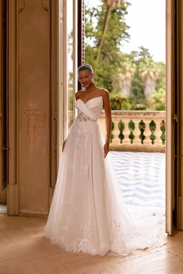 Robe de mariée trapèze en tulle à bustier asymétrique drapé et dentelle, EB0291 Ellebeline