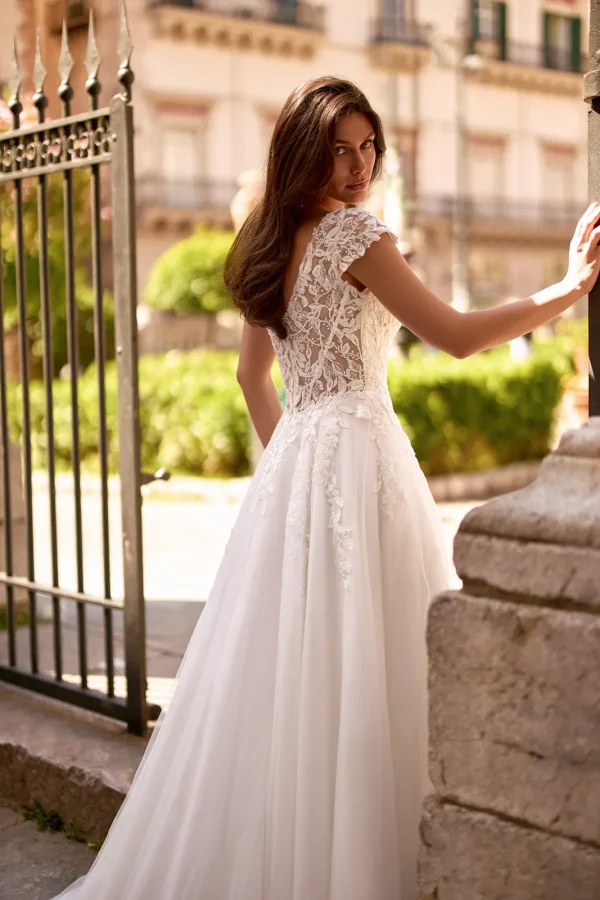 Dos en V en dentelle transparente d'une robe de mariée trapèze en tulle