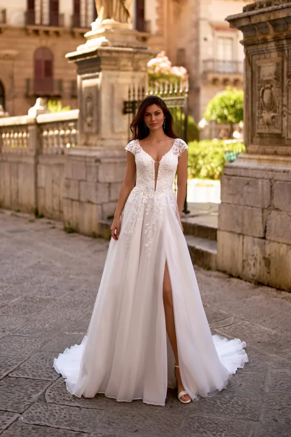 Robe de mariée trapèze en tulle à mancherons en dentelle et jupe fendue, EB0292 Ellebeline
