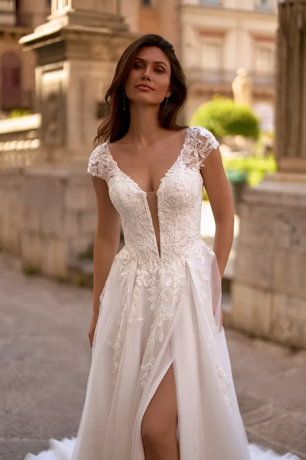 Décolleté en V plongeant en dentelle et fente d'une robe de mariée trapèze en tulle