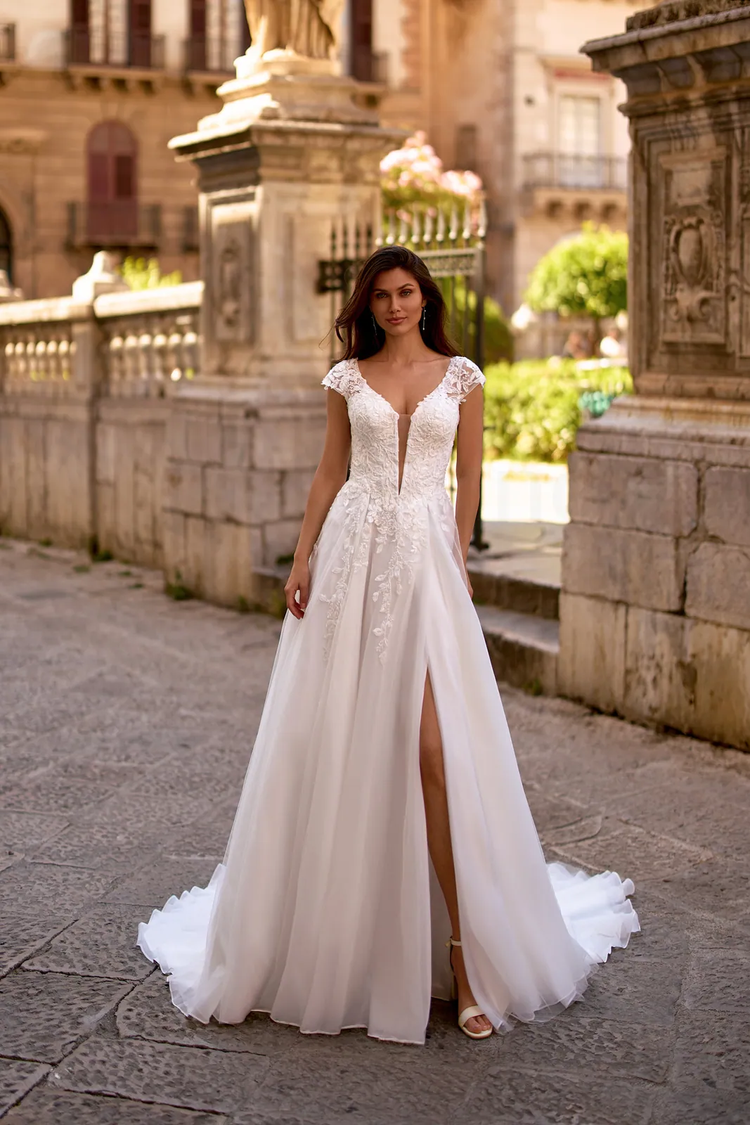 Robe de mariée trapèze en tulle à mancherons en dentelle et jupe fendue, EB0292 Ellebeline