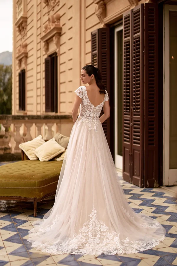 Dos nu en V et traîne en dentelle d'une robe de mariée trapèze en tulle nude