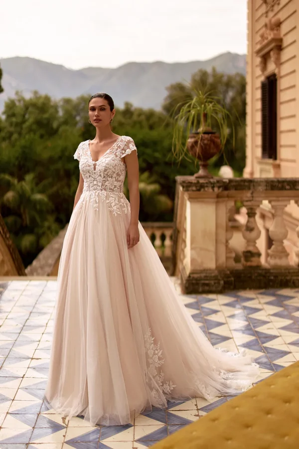 Robe de mariée trapèze en tulle nude à mancherons en dentelle et col en V, EB0338 Ellebeline