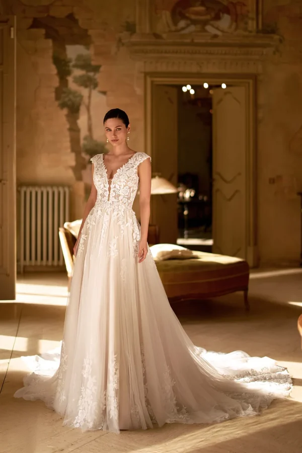Robe de mariée trapèze en tulle nude à col en V plongeant et traîne en dentelle, EB0339 Ellebeline