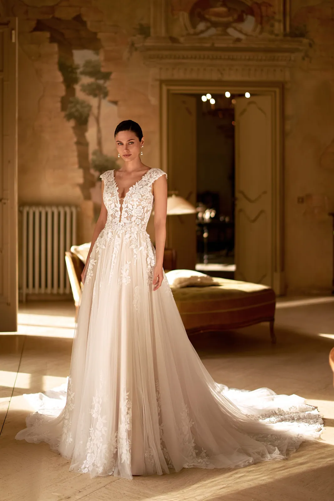 Robe de mariée trapèze en tulle nude à col en V plongeant et traîne en dentelle, EB0339 Ellebeline