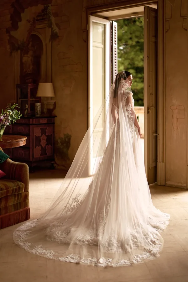 Voile long 007 sur la traîne d'une robe de mariée trapèze en tulle nude