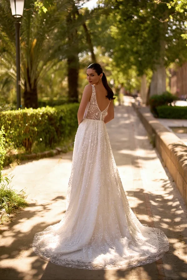 Dos nu en V et traîne brodée d'une robe de mariée trapèze en tulle