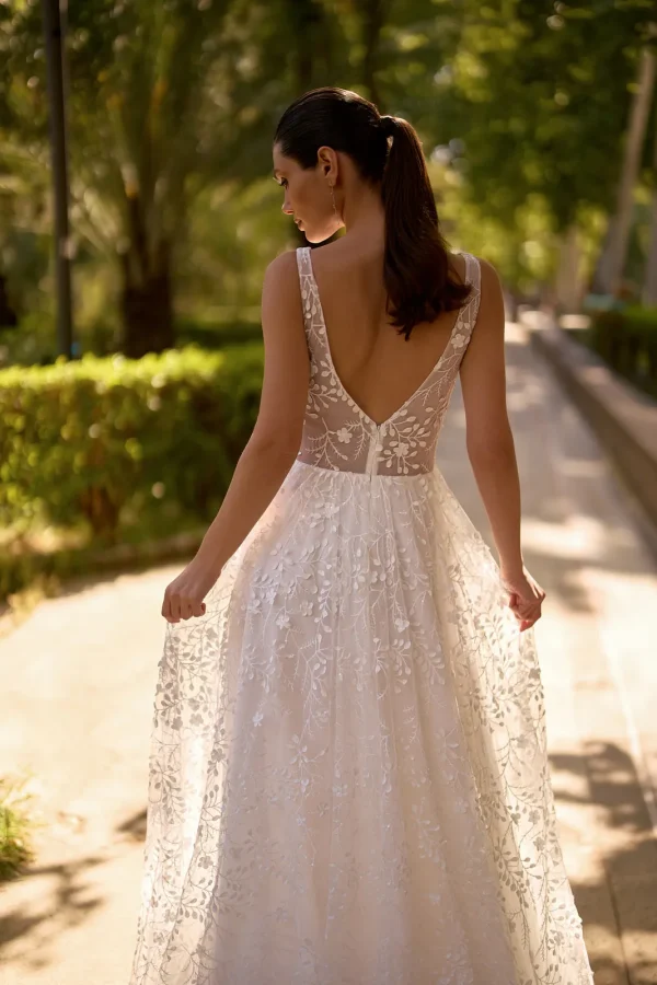 Dos nu en V transparent et jupe brodée d'une robe de mariée trapèze