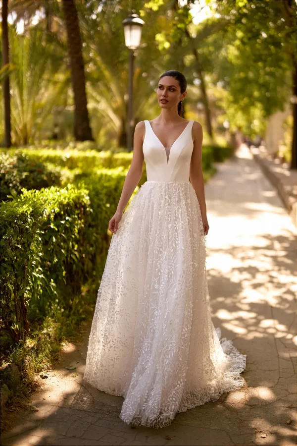 Robe de mariée trapèze en tulle brodé à corsage lisse et col en V plongeant, EB0353 Ellebeline