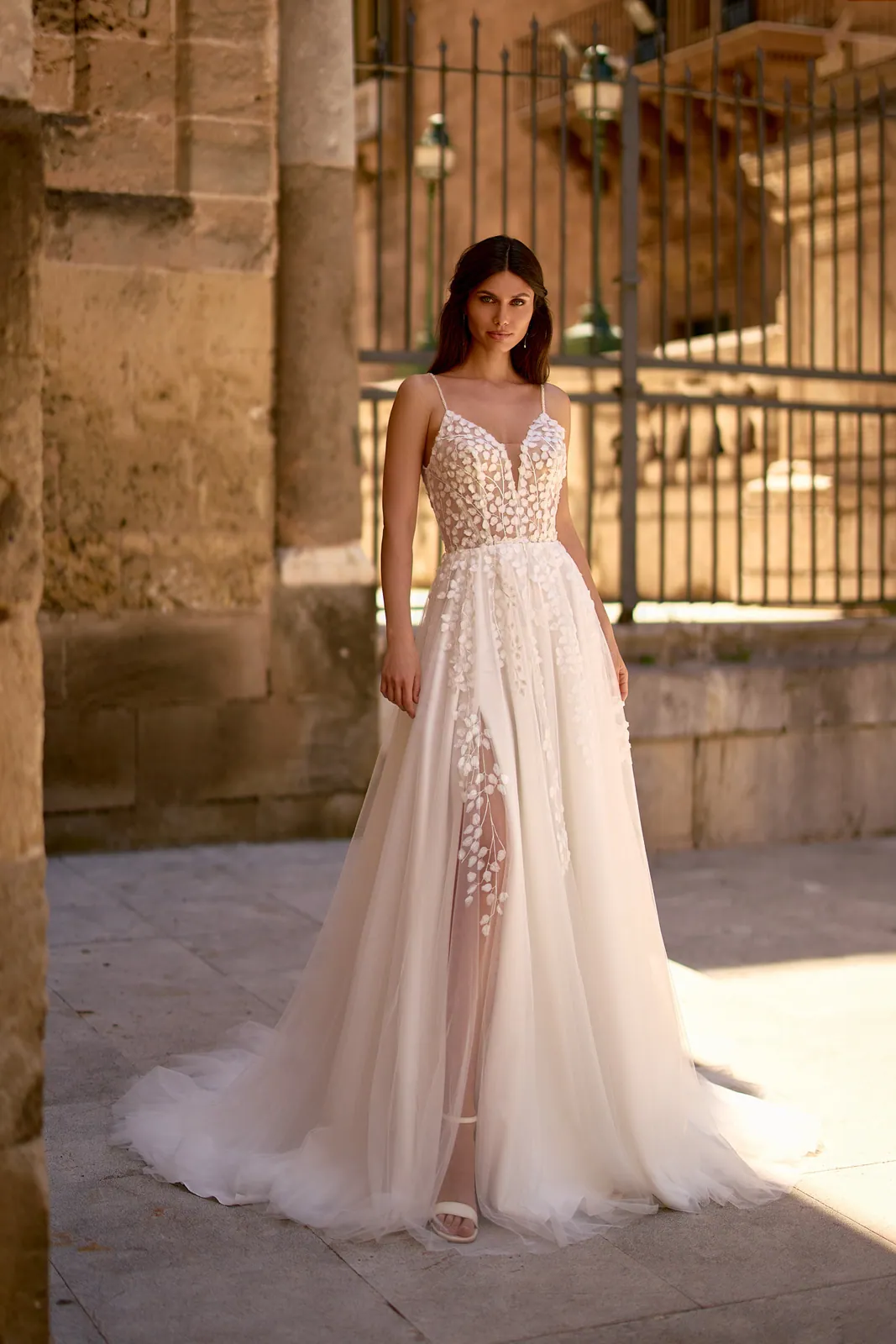 Robe de mariée trapèze en tulle à fines bretelles et fente transparente, EB0365 Ellebeline