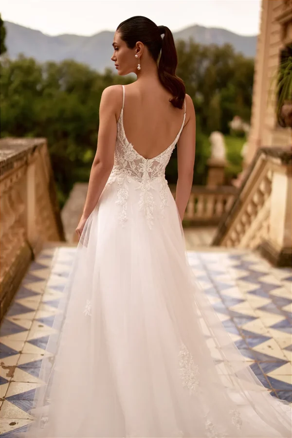 Dos nu arrondi en dentelle d'une robe de mariée trapèze en tulle