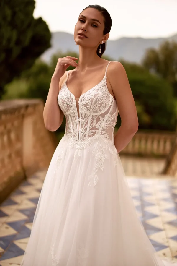 Corset transparent en dentelle et col en V plongeant d'une robe de mariée trapèze en tulle