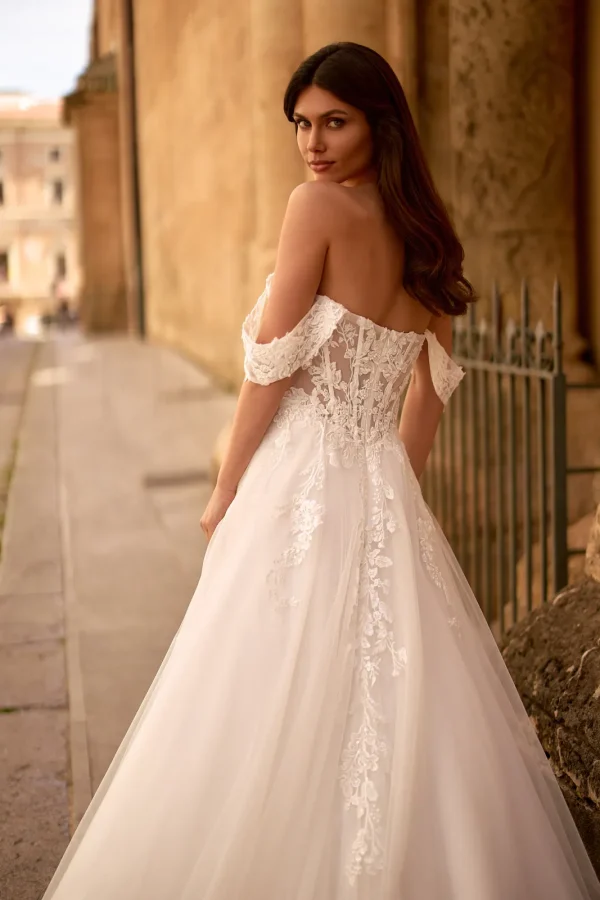 Dos corseté et dentelle brodée d'une robe de mariée trapèze en tulle