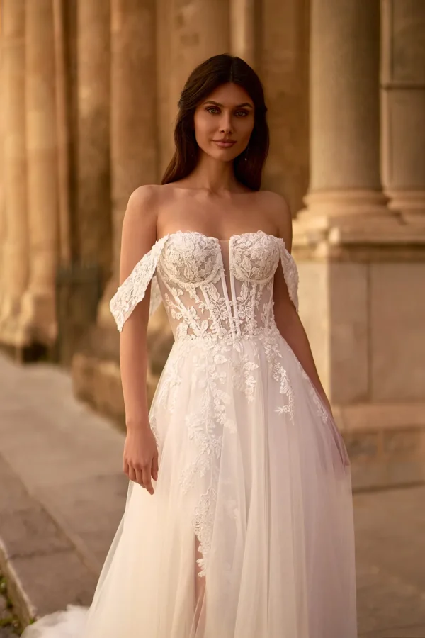Bustier corset en dentelle et bretelles tombantes d'une robe de mariée trapèze en tulle