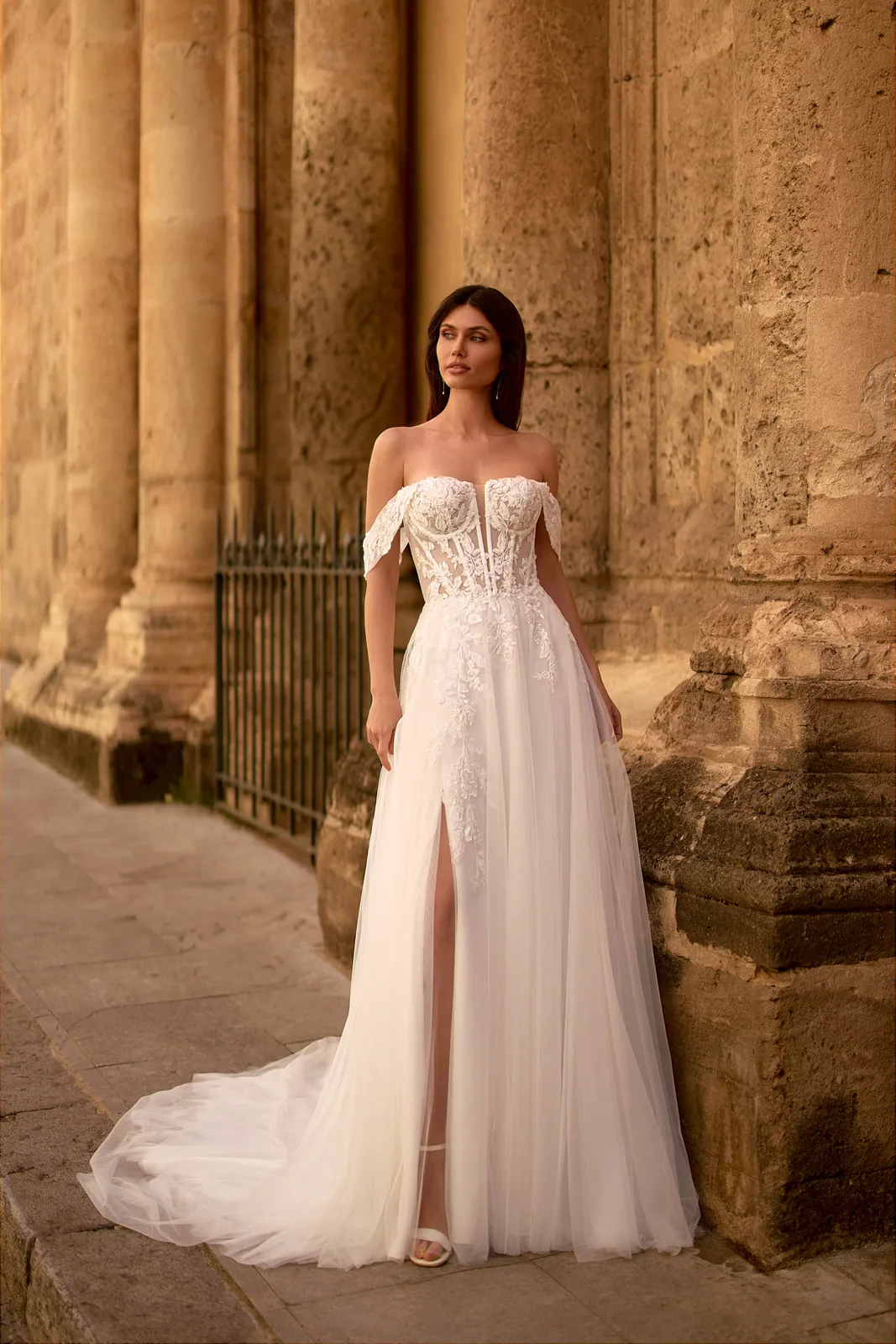 Robe de mariée trapèze en tulle à épaules dénudées et jupe fendue, EB0370 Ellebeline