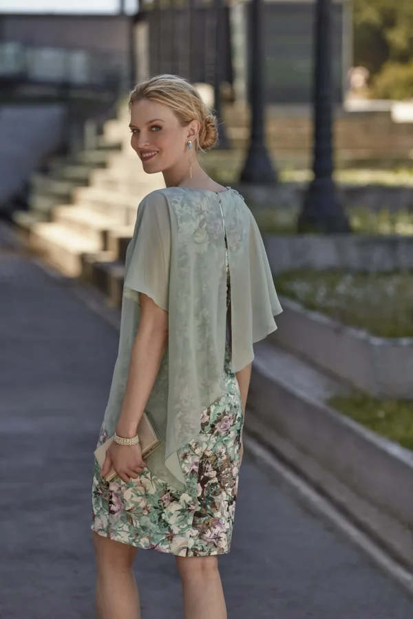 Robe de soirée courte en crêpe vert sauge à cape, vue de dos - RC8343 Ellebeline