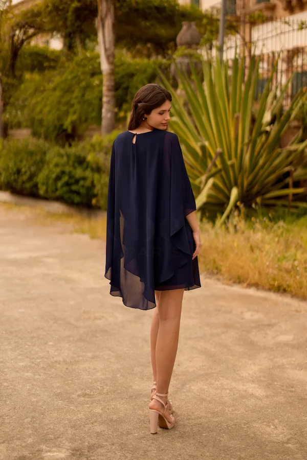 Robe de soirée courte en crêpe bleu marine à cape, vue de dos - RC8363 Ellebeline