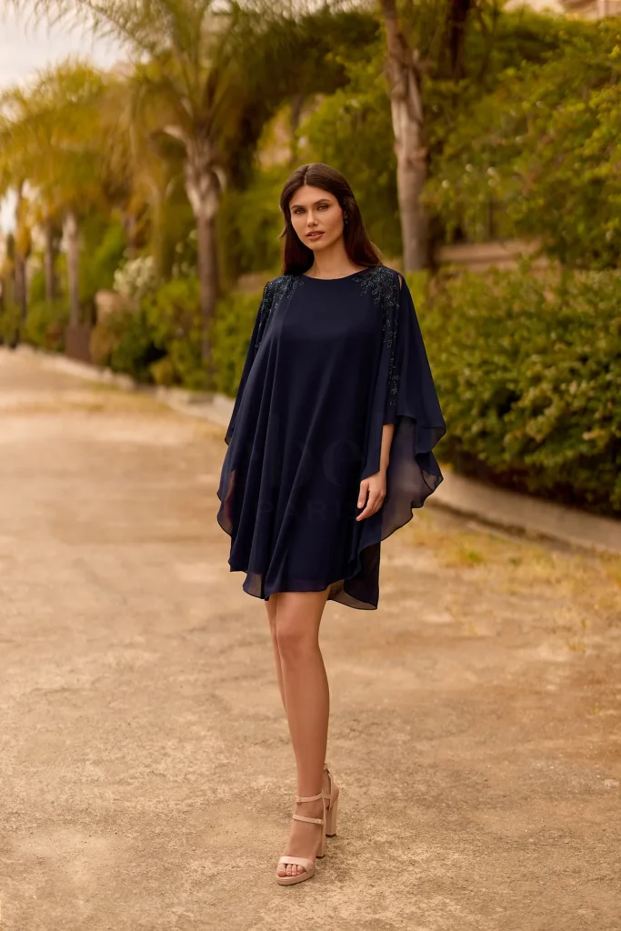 Robe de soirée courte en crêpe bleu marine à cape, vue de face - RC8363 Ellebeline