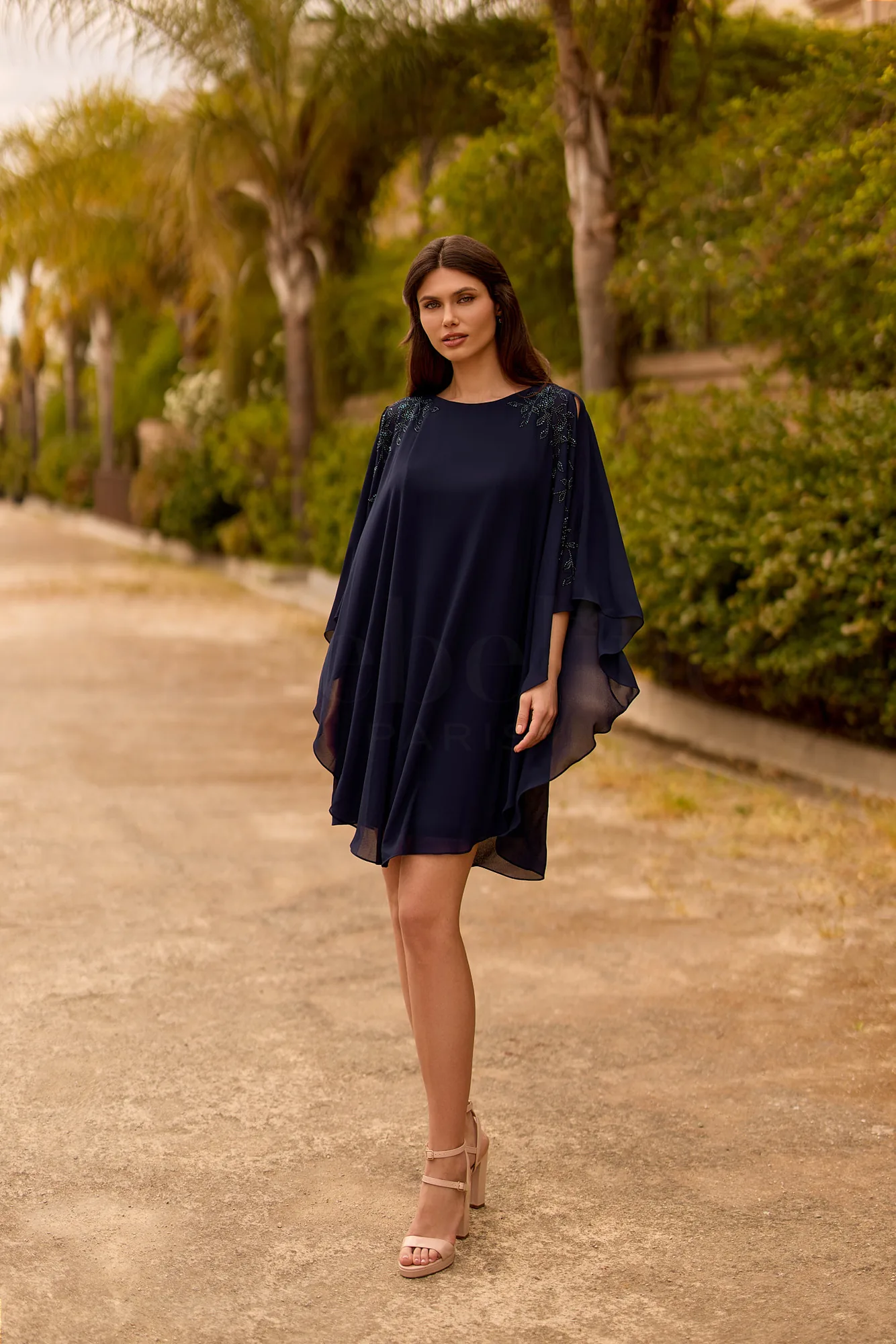 Robe de soirée courte en crêpe bleu marine à cape, vue de face - RC8363 Ellebeline