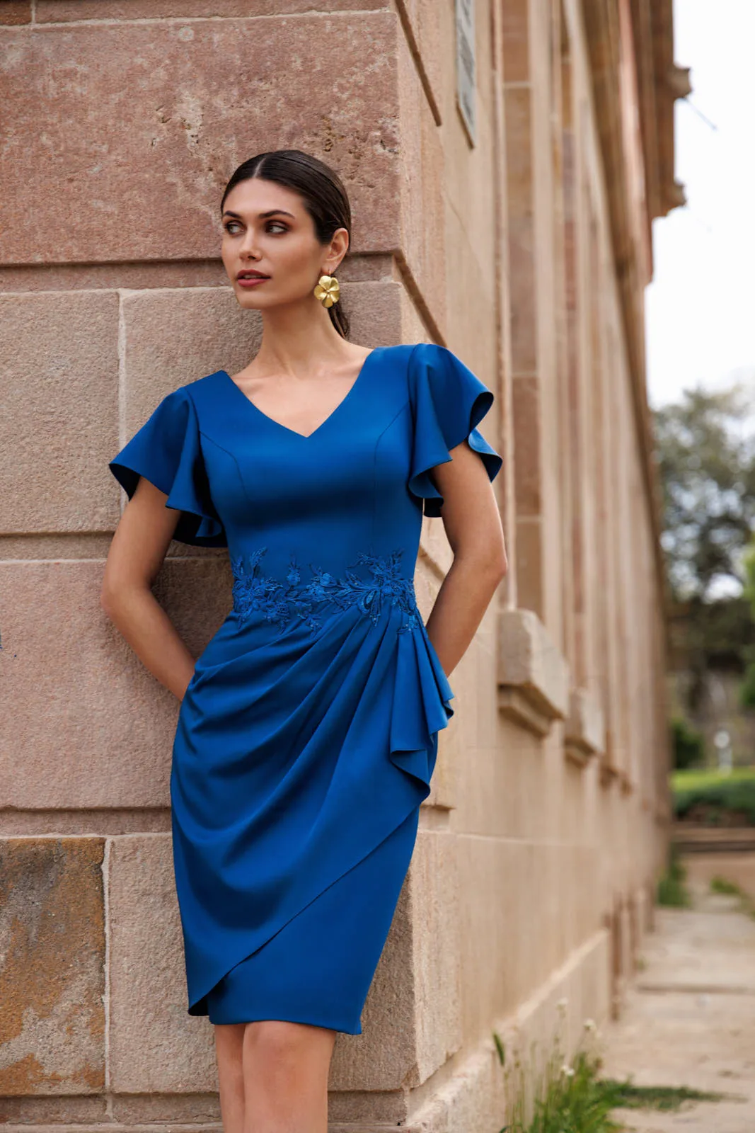 Robe de soirée courte en crêpe bleu pétrole à col en V, vue de face - RC8351 Ellebeline