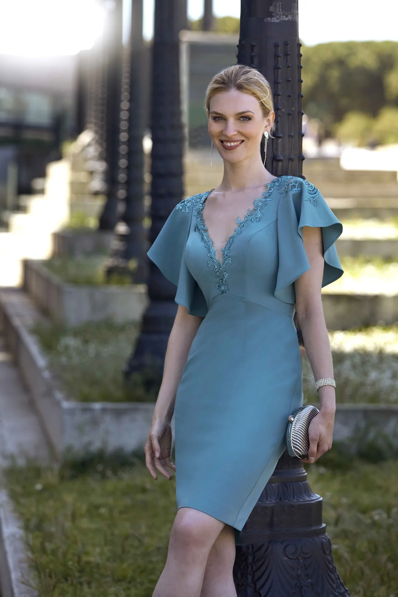 Robe de soirée courte en crêpe vert sauge et dentelle, vue de face - RC8338 Ellebeline