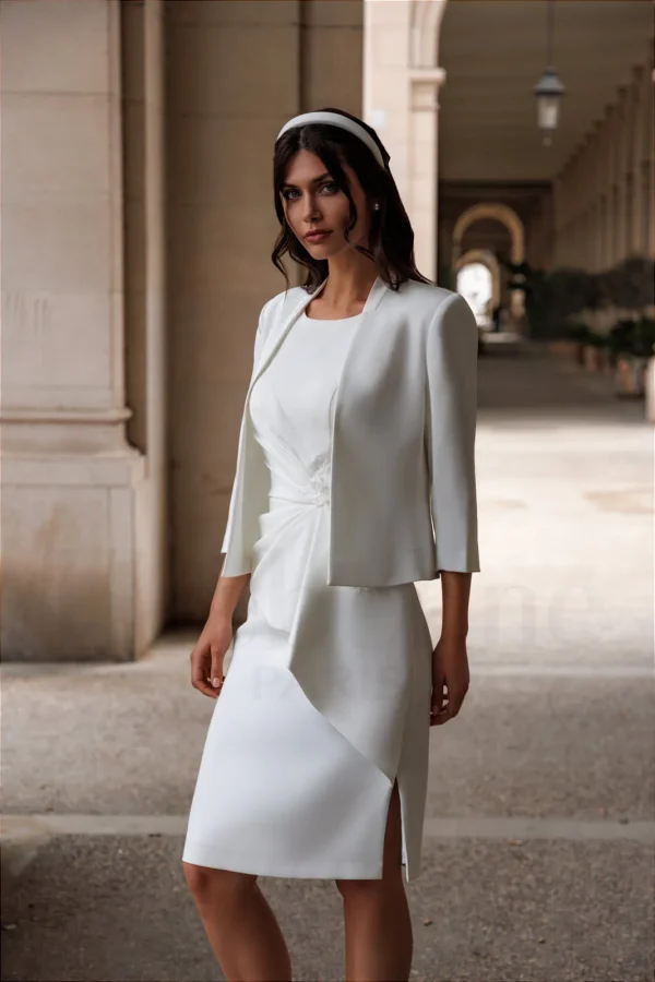 Robe de soirée courte en crêpe ivoire à drapé, vue de face, avec sa veste assortie - RC8347 Ellebeline