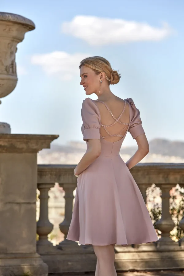 Robe de soirée courte en crêpe rose poudré à strass, vue de dos - RC8337 Ellebeline