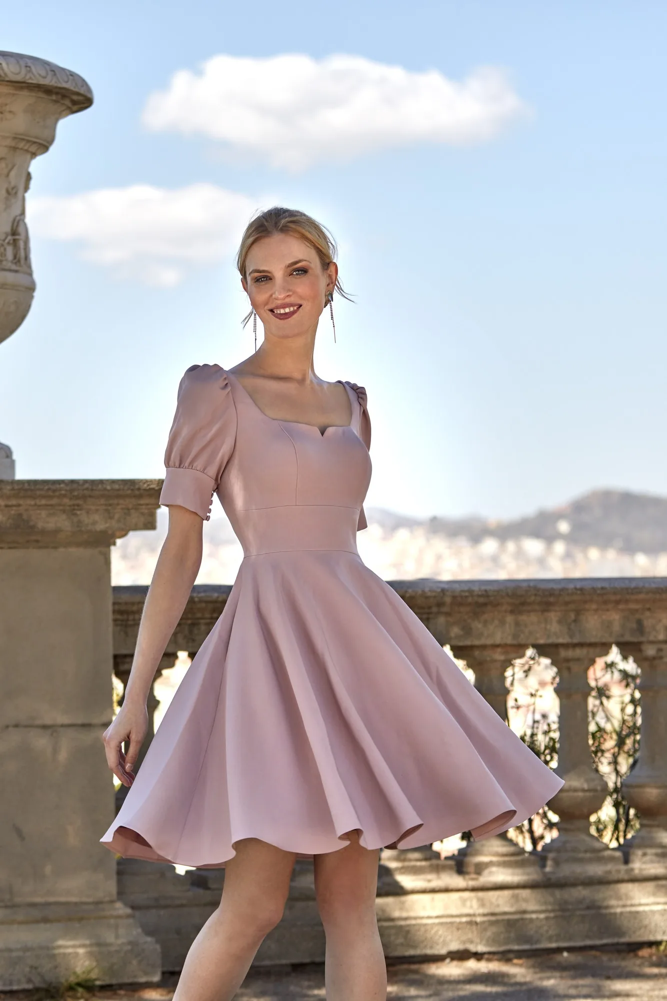 Robe de soirée courte en crêpe rose poudré à strass, vue de face - RC8337 Ellebeline
