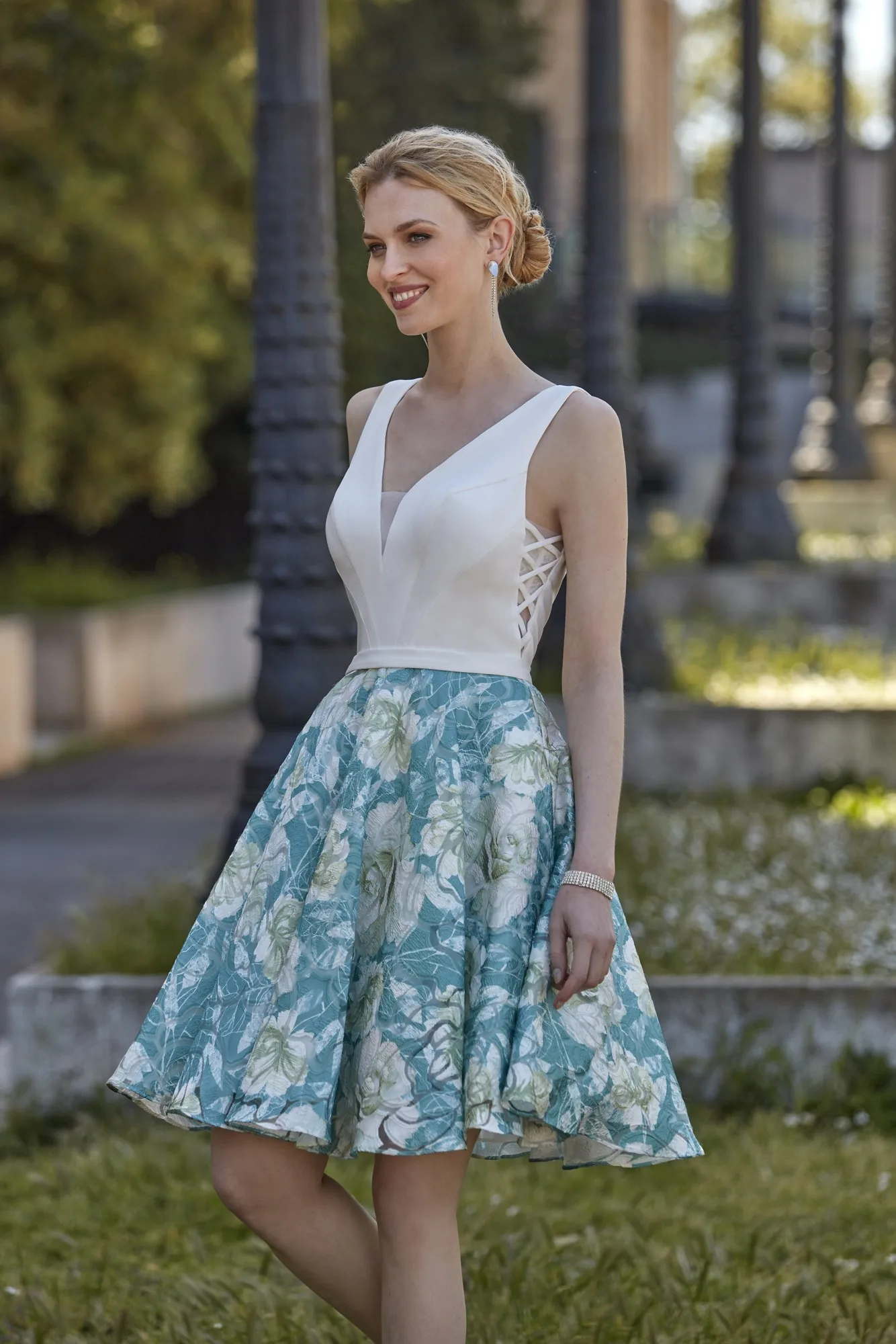 Robe de soirée courte imprimée ivoire / céladon à bustier, vue de face - RC8333 Ellebeline