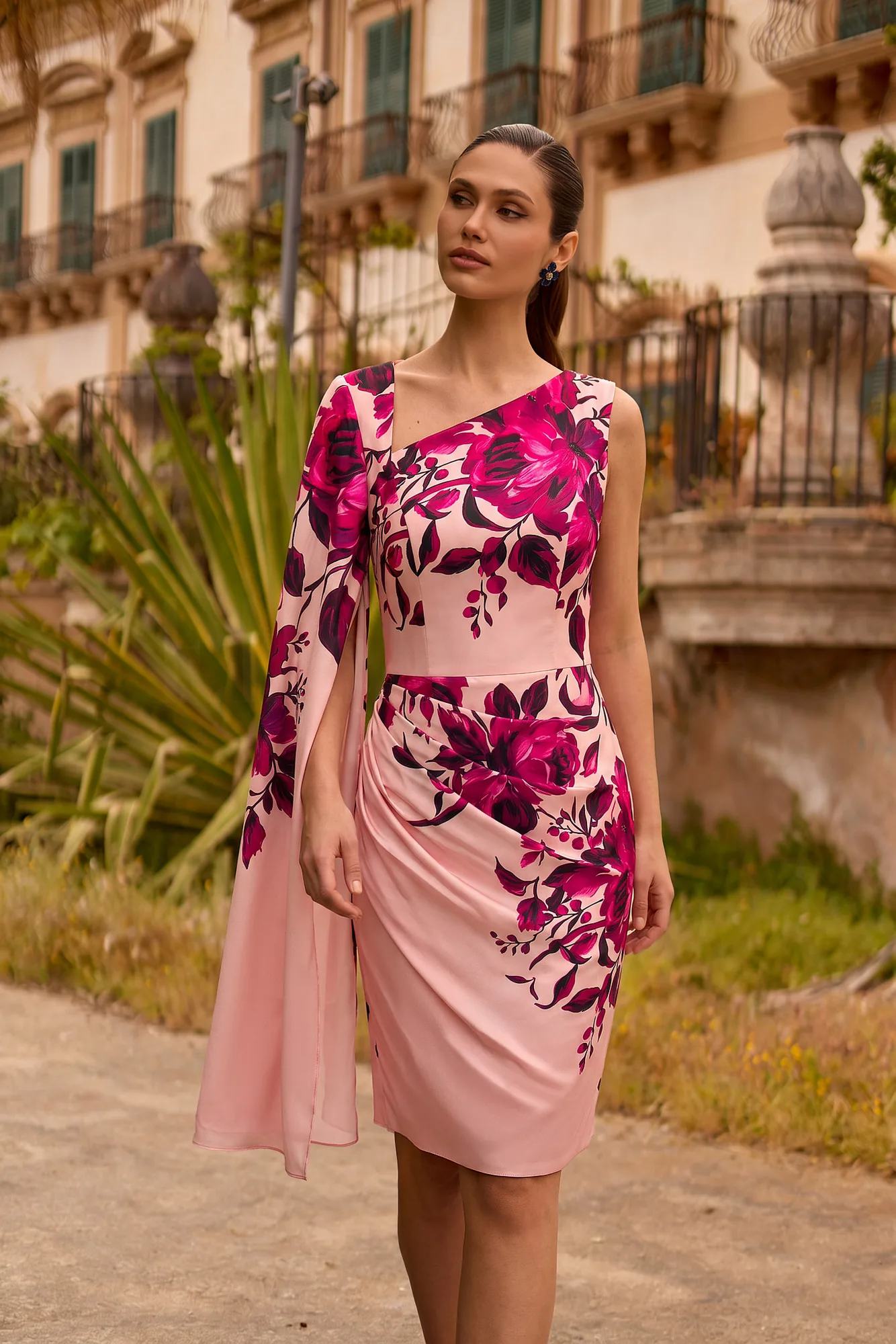 Robe de soirée courte imprimée rose nude à encolure asymétrique, vue de face - RC8362 Ellebeline