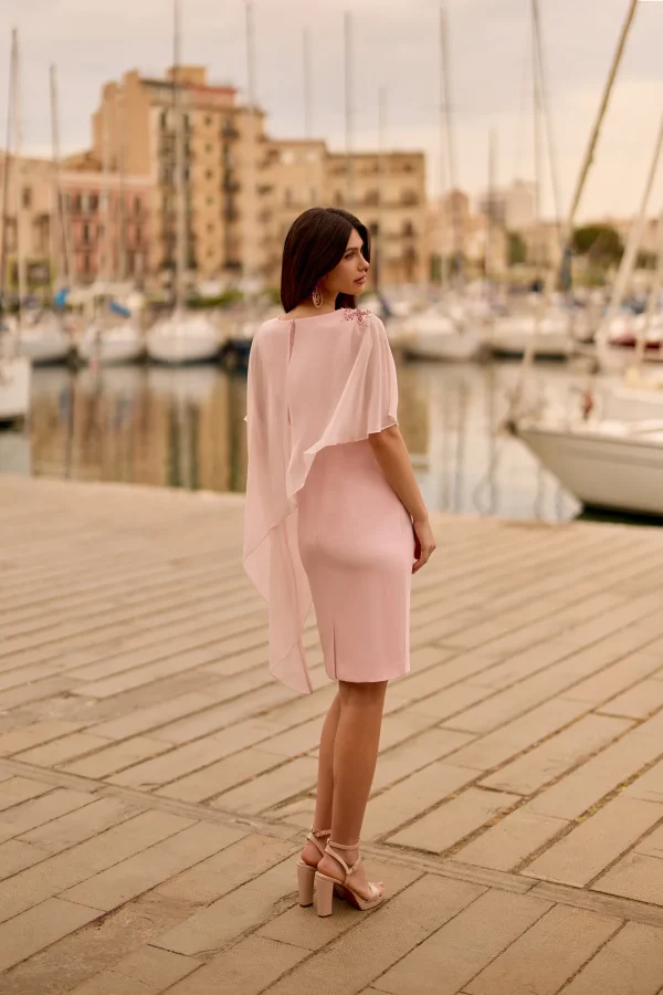 Robe de soirée courte en mousseline rose nude à cape, vue de dos - RC8352 Ellebeline