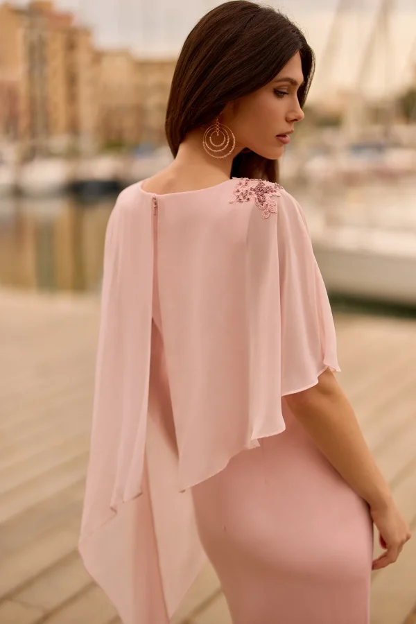 Robe de soirée courte en mousseline rose nude à cape, détail du dos - RC8352 Ellebeline