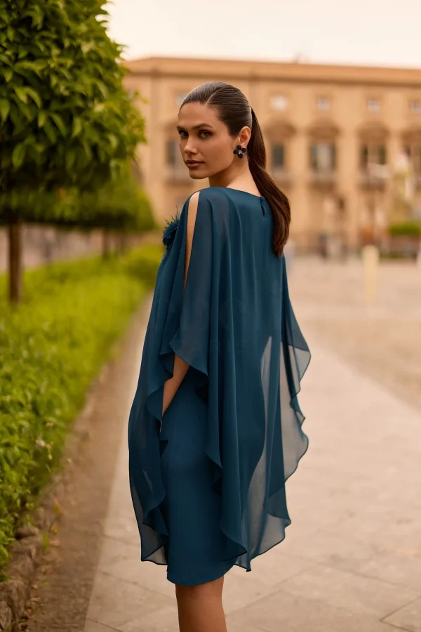 Robe de soirée courte en mousseline bleu orage à cape, vue de dos - RC8353 Ellebeline
