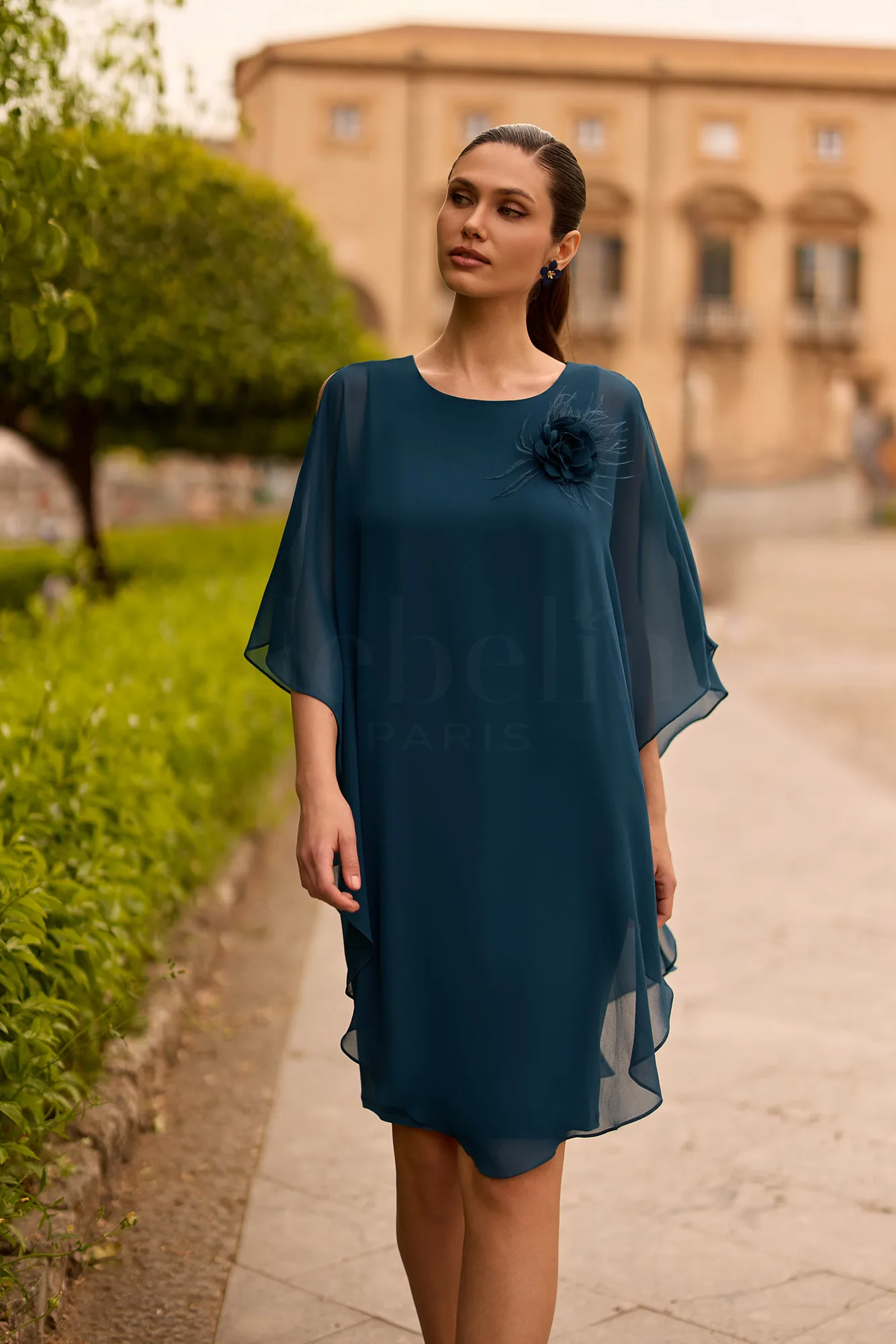 Robe de soirée courte en mousseline bleu orage à cape, vue de face - RC8353 Ellebeline