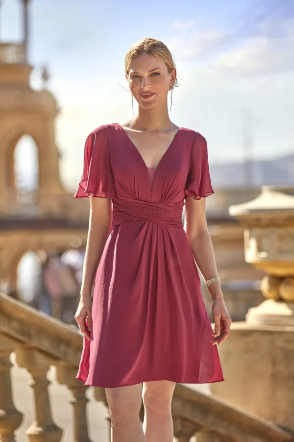Robe de soirée courte en mousseline cerise à col en V, détail du buste - RC8341 Ellebeline