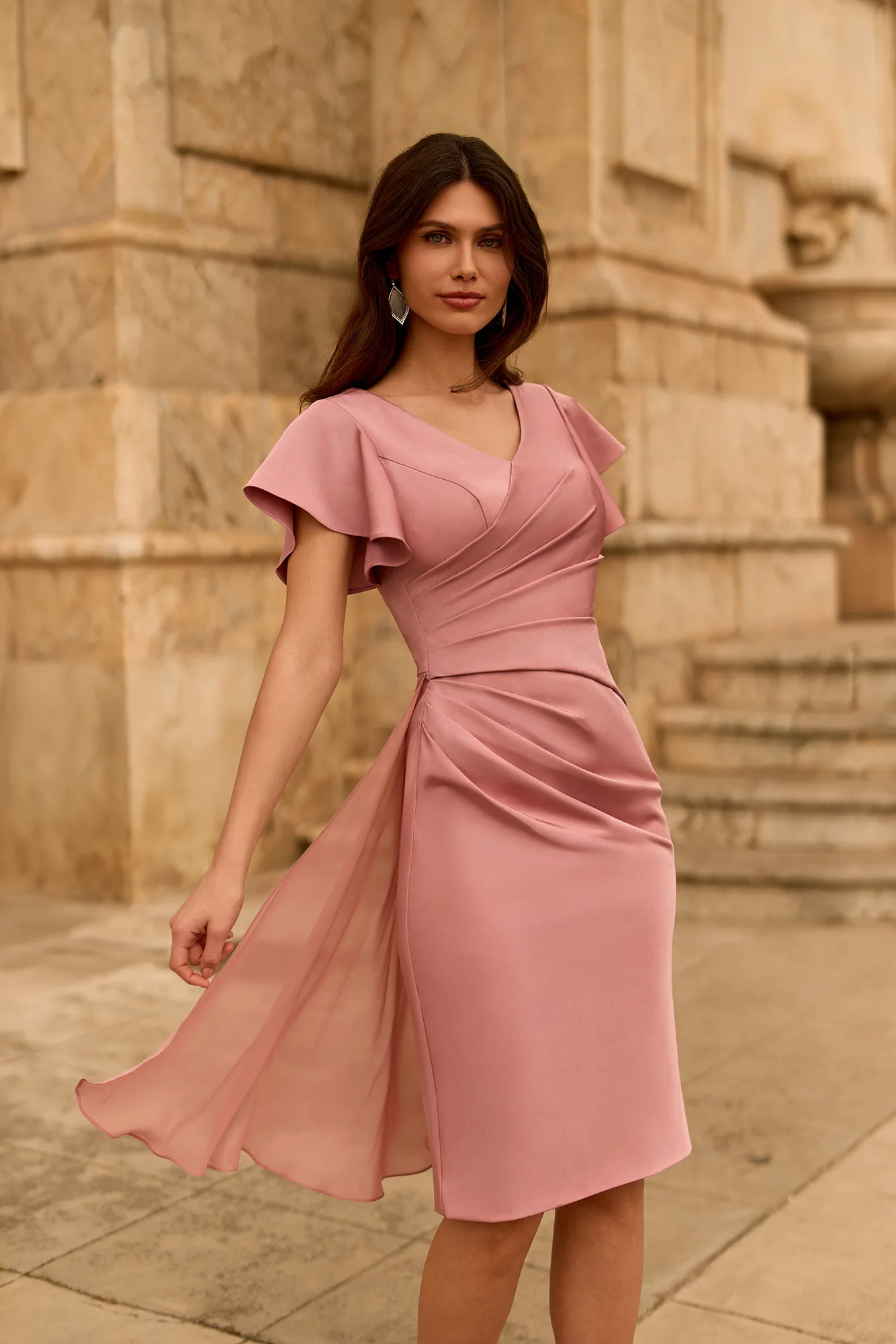 Robe de soirée courte en satin rose poudré à col en V, vue de face - RC8365 Ellebeline