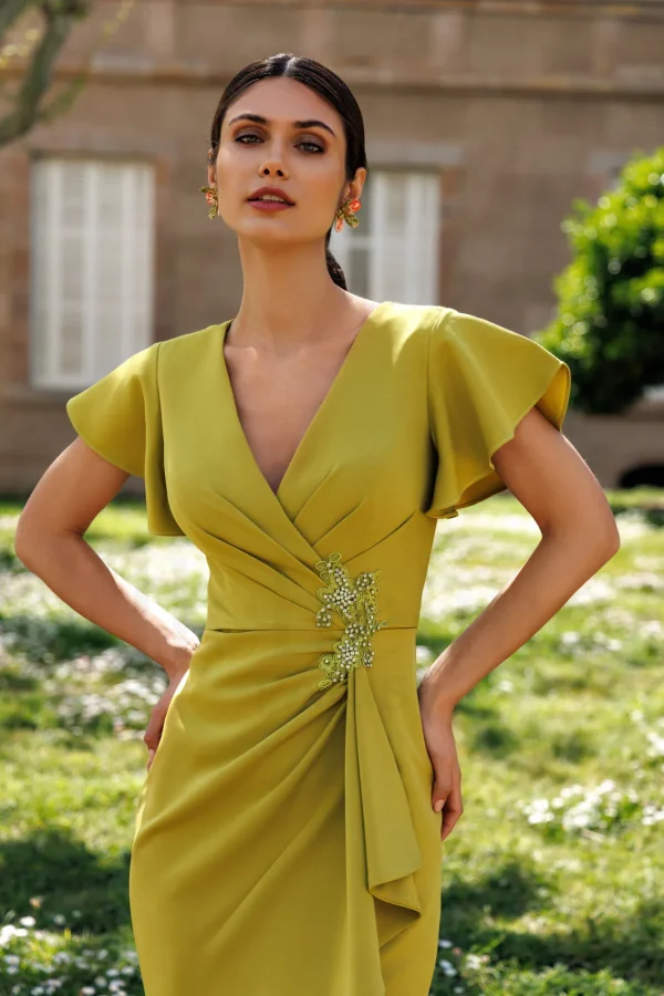 Robe de soirée longue en crêpe vert anis à strass, détail du buste - RL8402 Ellebeline