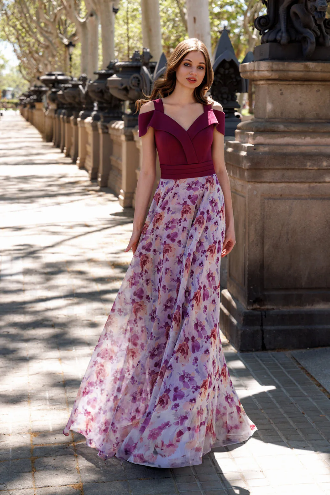 Robe de soirée longue imprimée fuchsia à col en V, vue de face - RL8403 Ellebeline